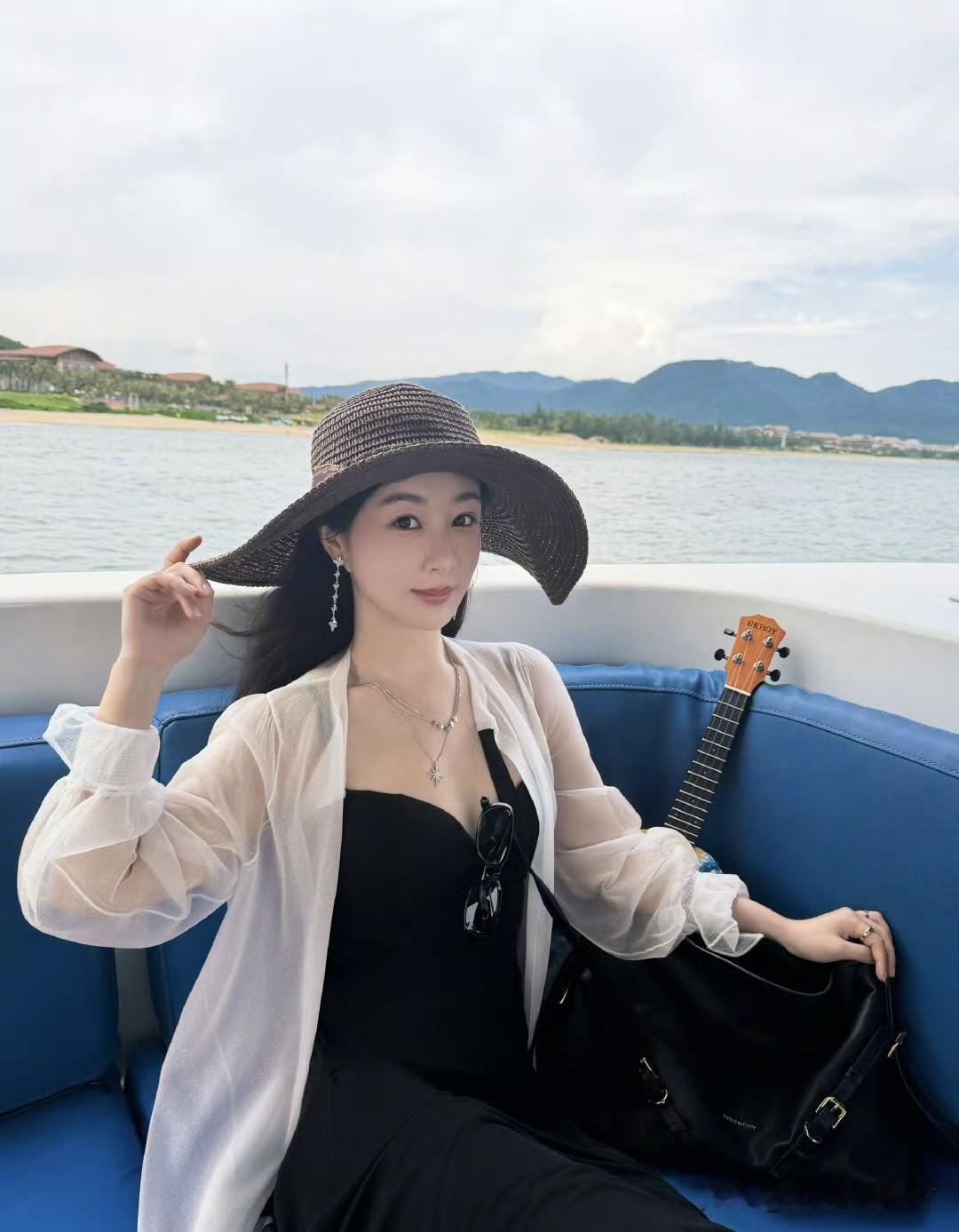 杨紫海边度假日常分享～小姐姐身材可真好啊，天气渐渐转凉了，要注意保暖哦！