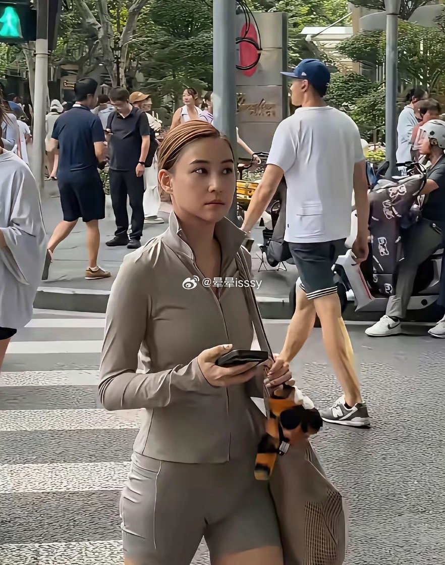 上海街头看到何超莲。瘦瘦小小的