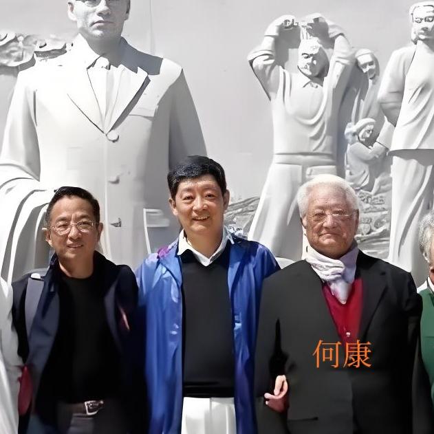 2014年，吴石将军的挚友何康，来到北京西山森林公园祭奠，一张罕见的合影，镜头中