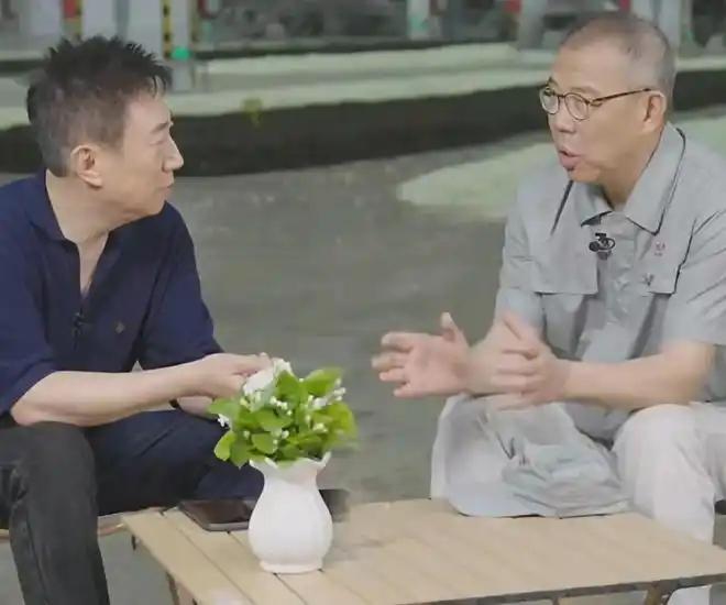 犀利观点直戳痛点！8月8日，广西横州，农夫山泉创始人钟睒睒登上央视《对话》，直