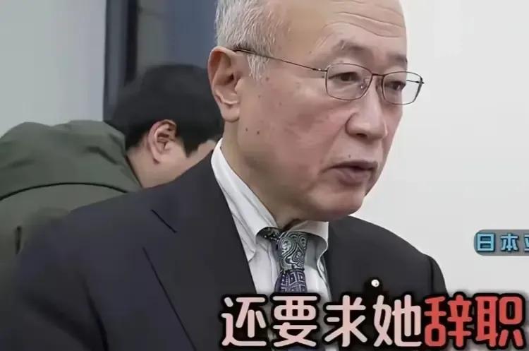 日本军机遭中方火控雷达照射后，在日本掀起轩然大波。日本国会议员田芳生当着所有议员