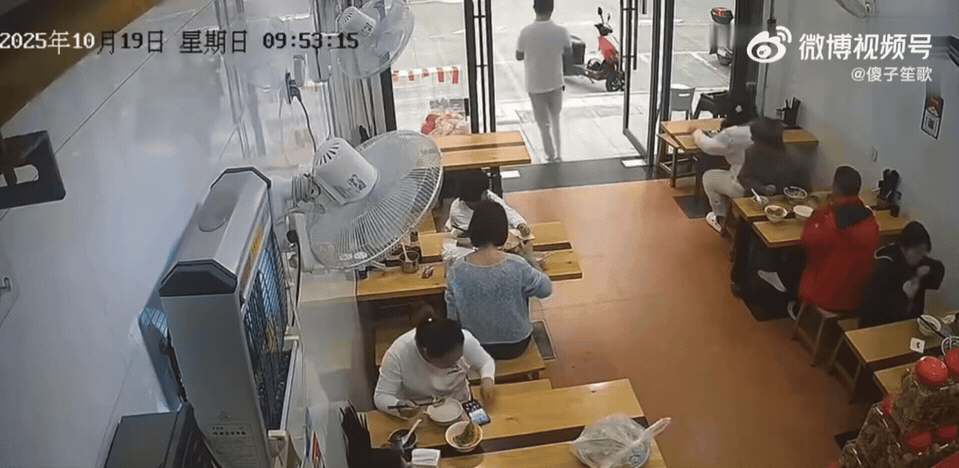 都是屁股惹的祸！近日浙江，一女子在一家面馆里吃面，由于身体大了一点就多占了点位