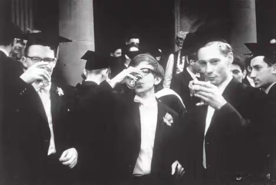 人有什么都不能有病，看霍金得病前一副意气风发的样子，他和友人一同饮酒姿势潇洒。患