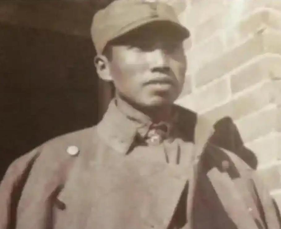 1944年，一名八路军哨兵在站岗的时候，突然发现一名日本军官出现在营地前方，他毫