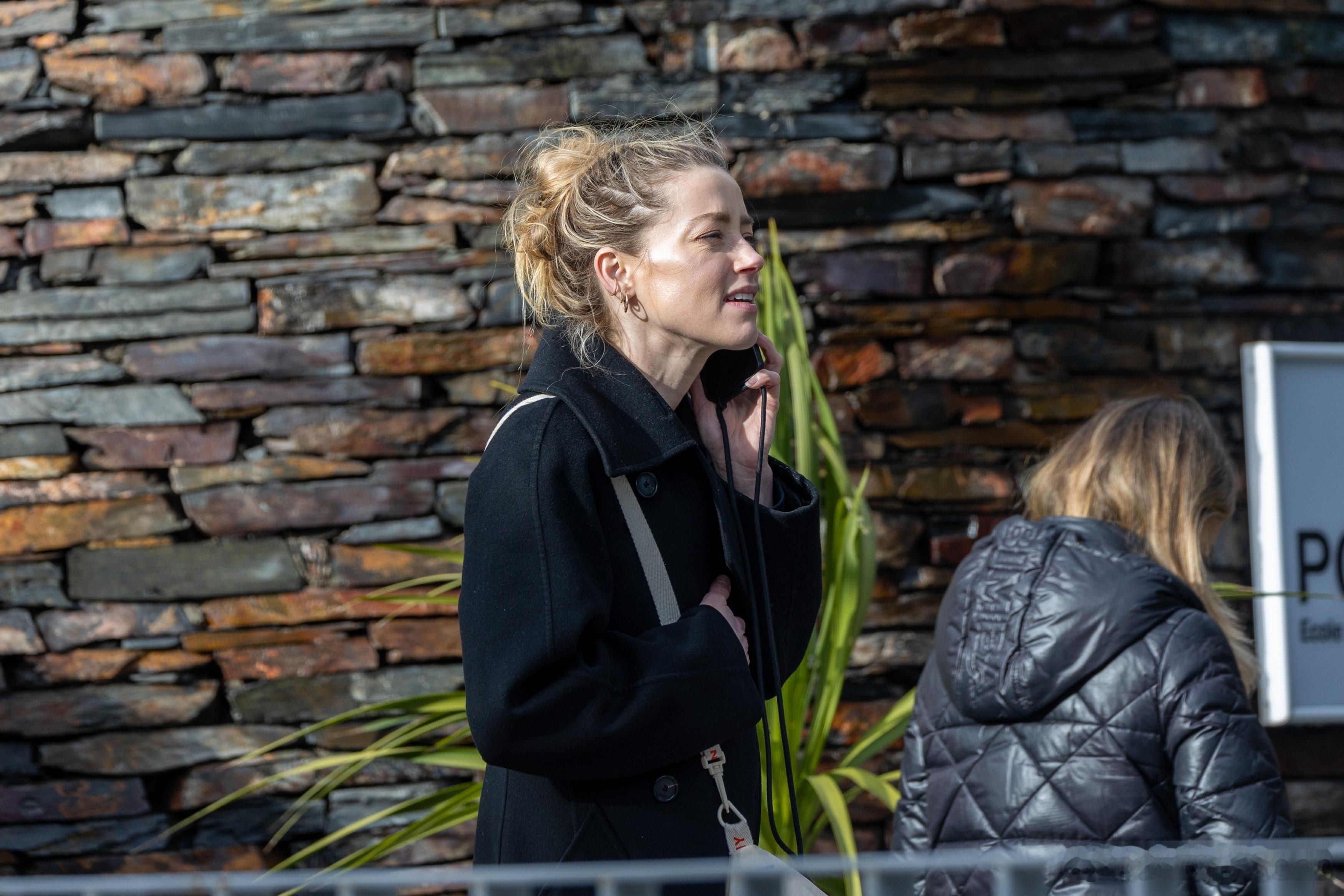 amberheard艾梅伯希尔德在西班牙马德里外出，带着女儿Oonagh一起去