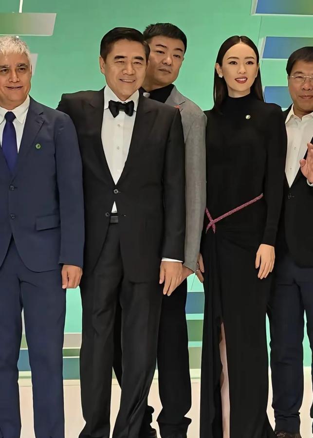 这一次，童瑶太尴尬了！她穿着恨天高的鞋子，一袭黑裙如女王归来，但是现场好像没被