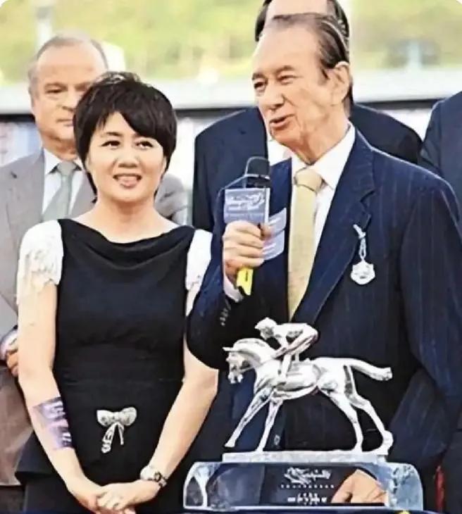 遇到赌王的梁安琪，改写了自己的人生。她说：没有何先生，我就不会像今天；他除了是
