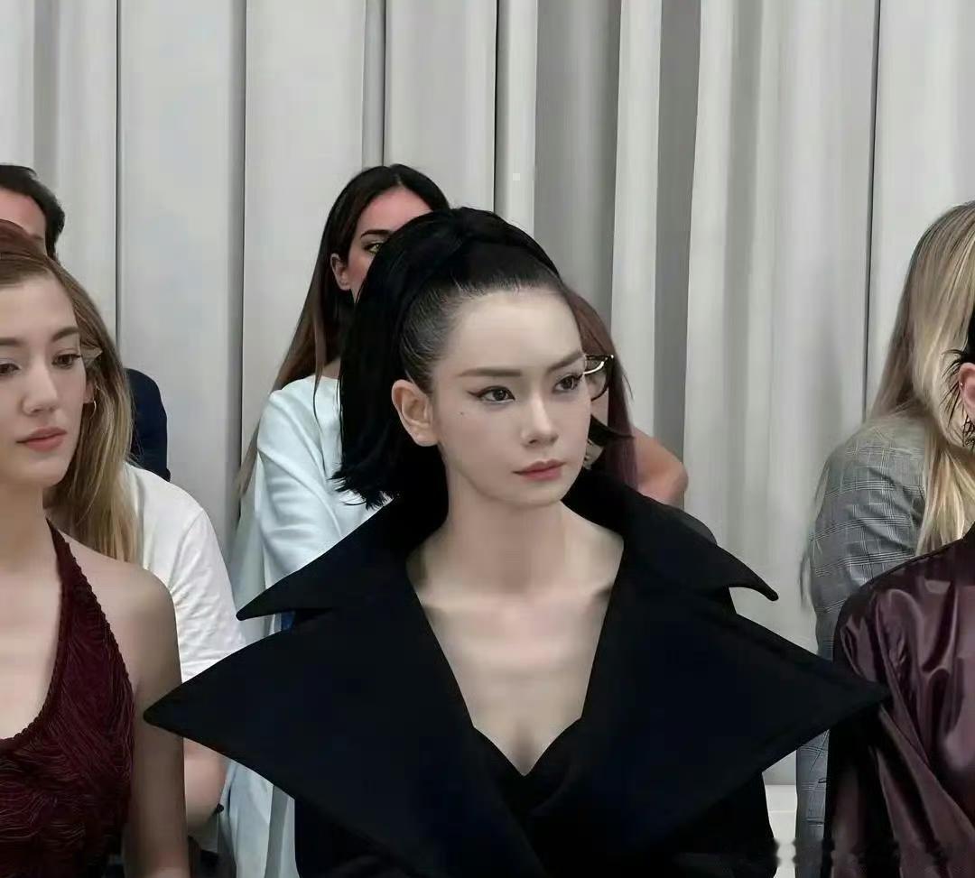 戚薇这姐们儿为了变美，是真的豁得出去。你看那个物理拉皮，光是瞅着都觉得疼得慌。