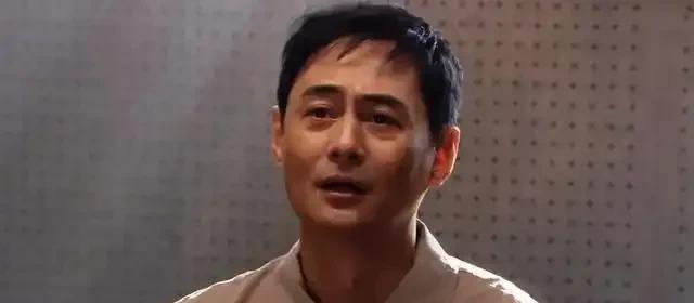 《以法之名》第33集，洪亮拿着熊磊的照片和身份证去问孙飞，问他认不认识这个人？孙