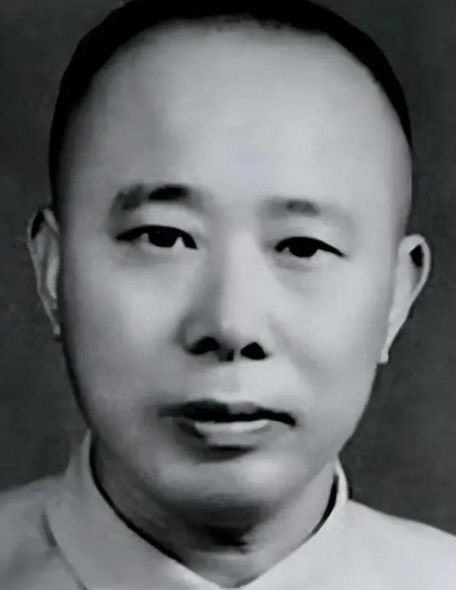 他是彭德怀机要秘书，全程陪伴彭德怀走完长征。历任武汉市副市长、市长、市委书记，力