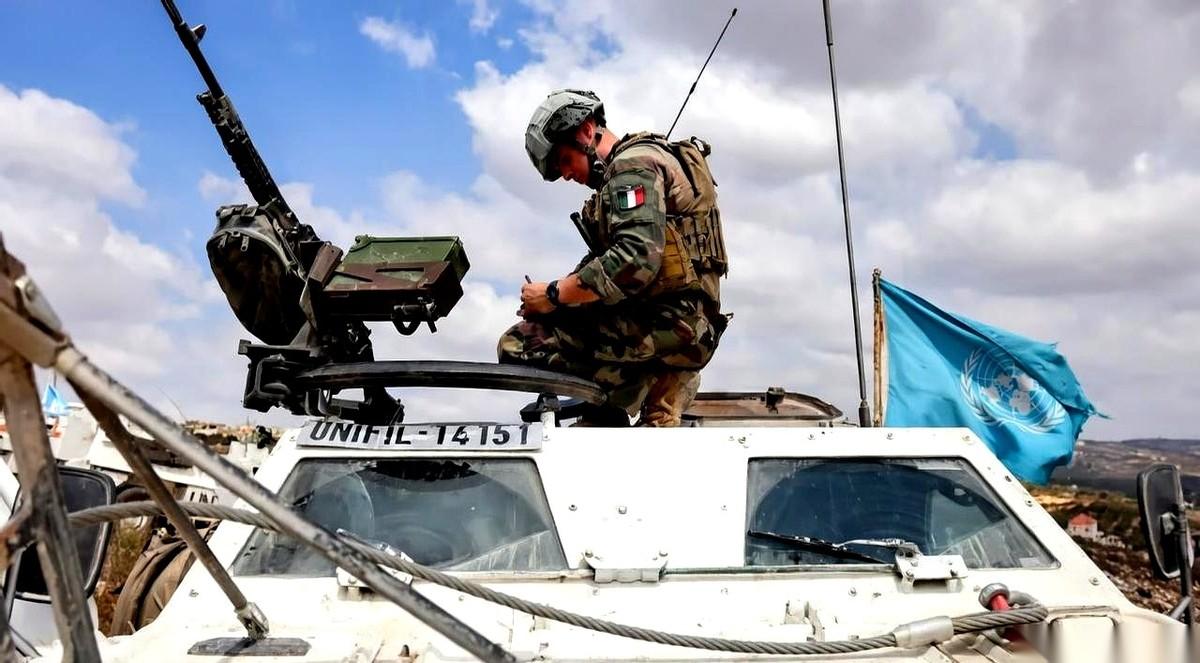 以色列这回，枪口直接顶到了联合国维和部队的脑门上。就在黎巴嫩南部，一名以色列士