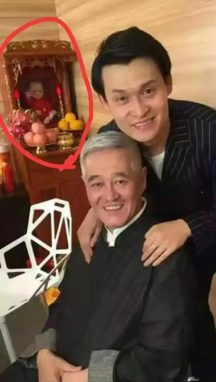 弱弱问一句，赵本山这家里供奉的是啥呀？有点瘆人……​​​​