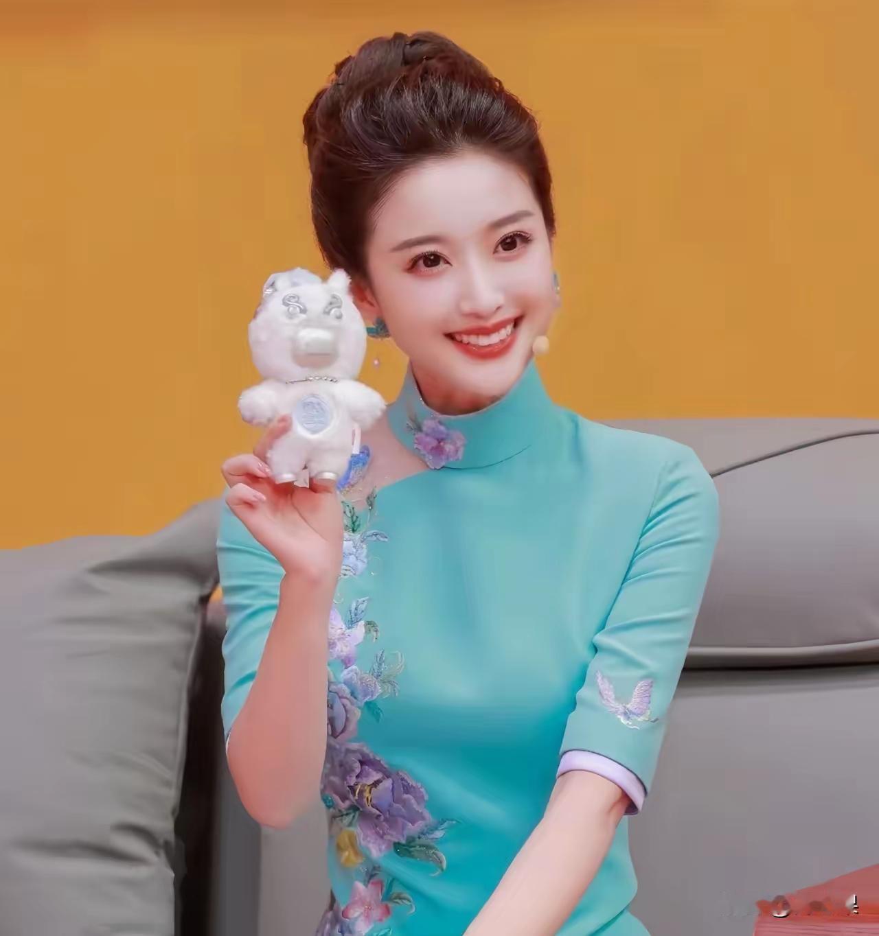 刚去查了一下，刘心悦，这不查不知道，一查吓一跳，原来刘心悦大学本是学汉语言的