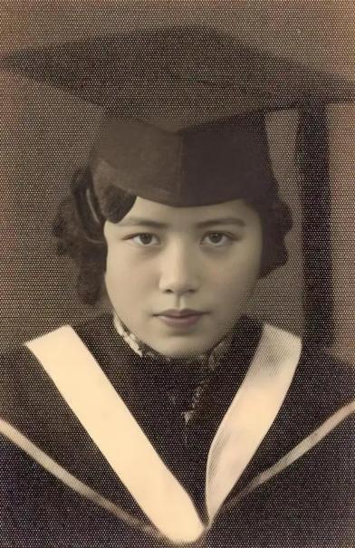 1942年，他在对面山洞目睹妻子跳下悬崖，他爬到山下，用手掩埋了妻子的尸体，给岳