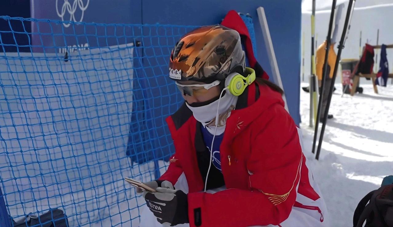 徐梦桃卫冕冬奥金牌刷屏全网，眼尖网友却在路透照里扒出亮点，照片中她手持那台折叠屏