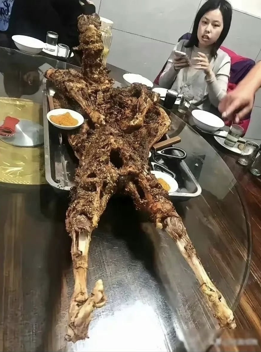 网友：朋友请我吃的烤全羊！​​​