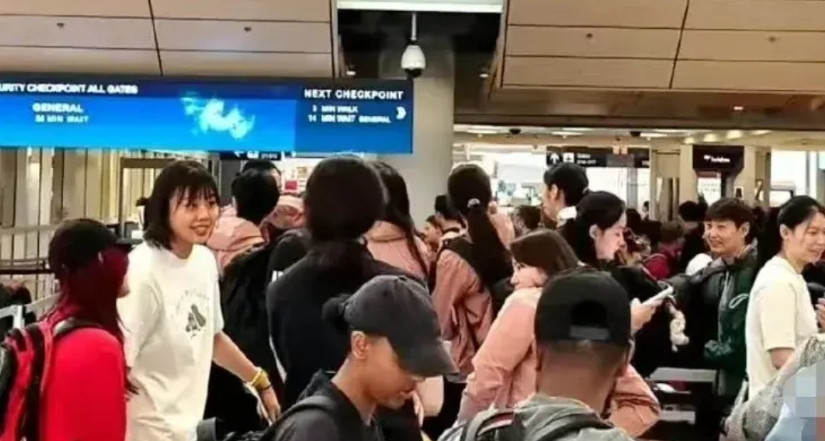 中国女排美国直飞波兰参加总决赛。对美国一战中受伤离场的龚翔宇状态不错，在机场与赖