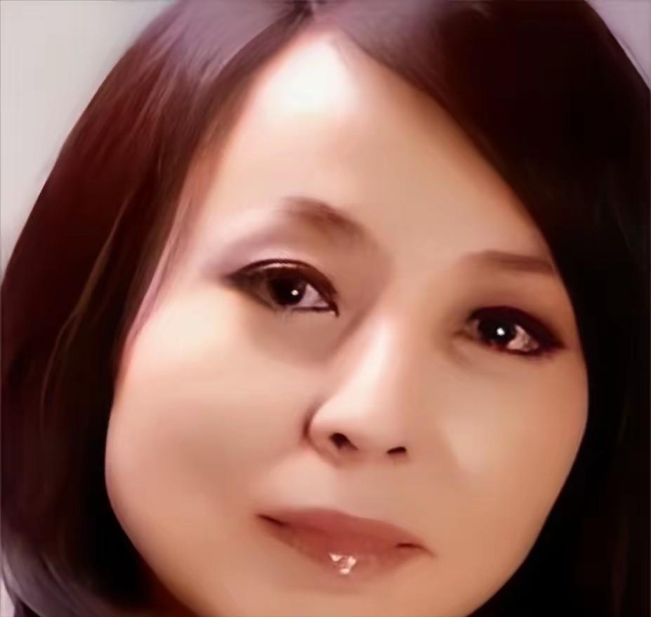 她是做建材生意的女老板，不顾世俗眼光爱上小自己19岁的22岁年轻下属。为了调理身