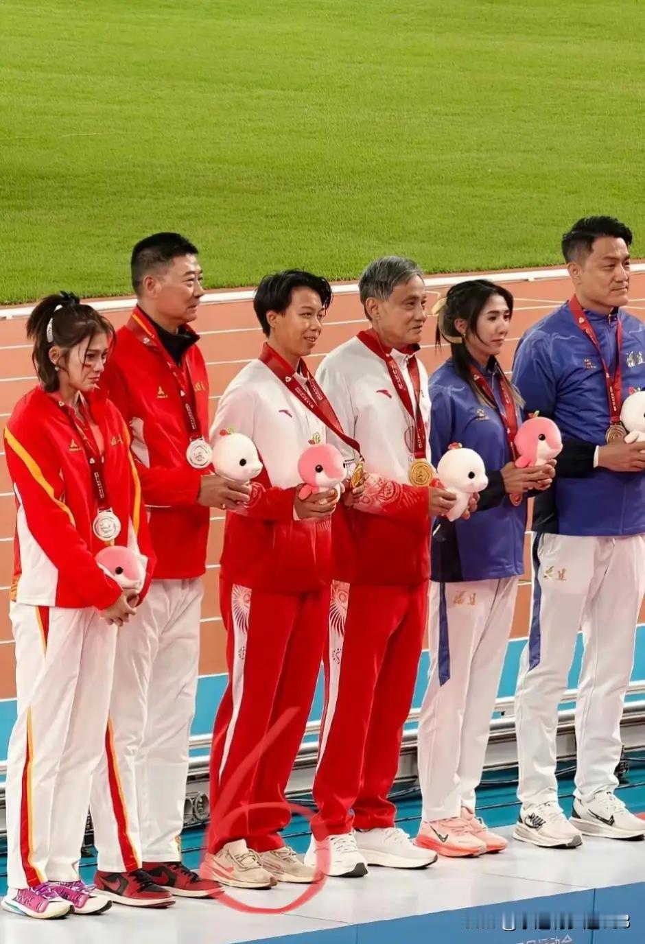 刘景扬这次夺冠可以改善一下自己的生活处镜了。图一，从刘景扬这双脏旧的球鞋就可