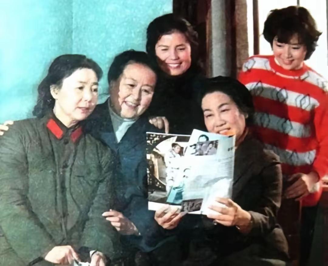 演员田华、凌元、贺小书、张瑞芳、张瑜，80年代在北京开会时一起在宾馆里摆拍的合影