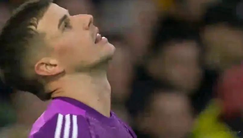 超级巨大失误！利兹门将解围变乌龙，枪手笑纳，马杜埃凯独造2球在2025-26赛季