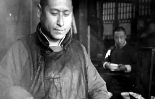 1949年，代号“608”的地下党，因唯一的交通员病逝，和党组织失联。这时，他想