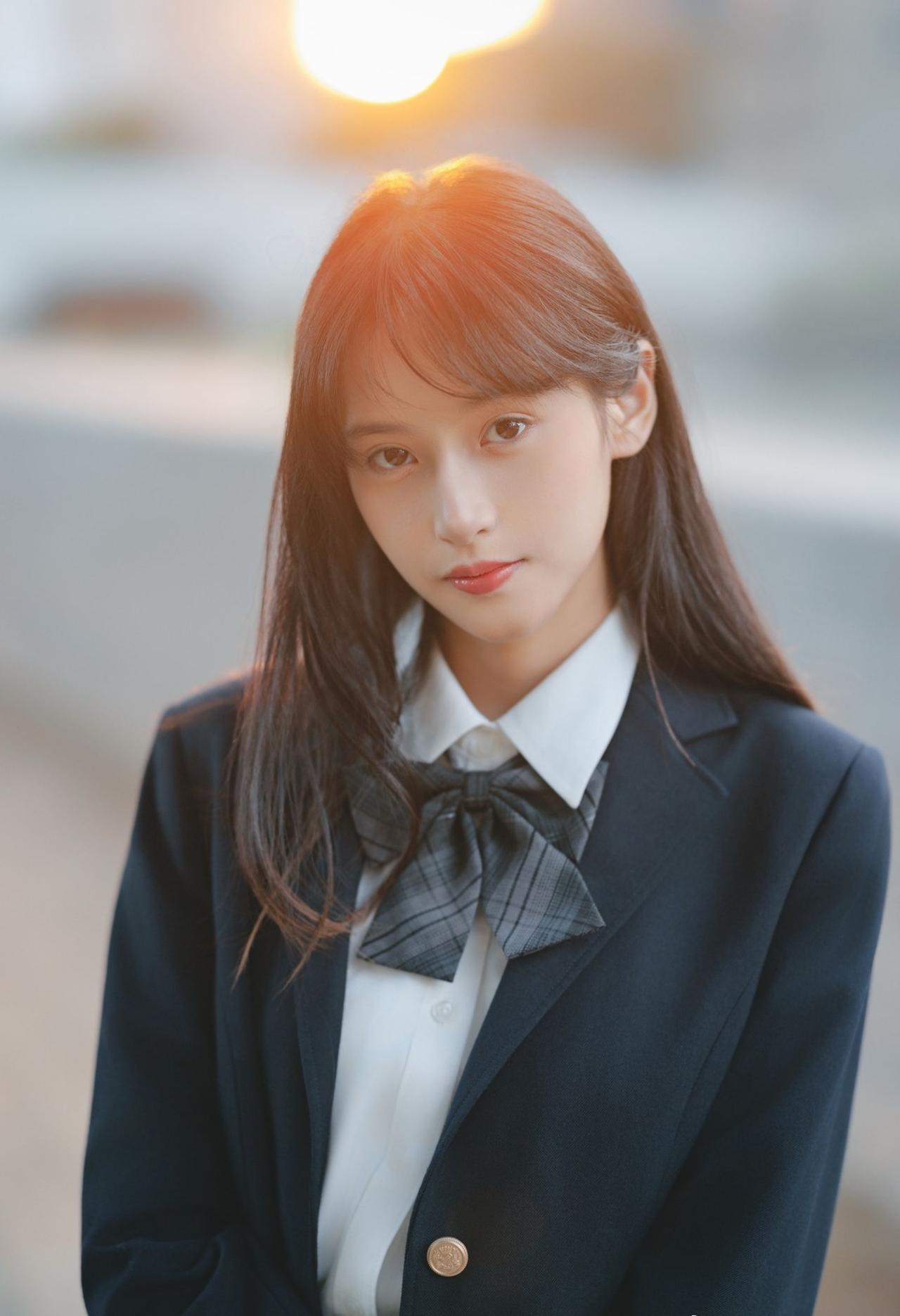 这套穿搭是清新利落的学院风，把校园感体现的淋漓尽致。JK套装藏蓝西装+格纹百褶裙