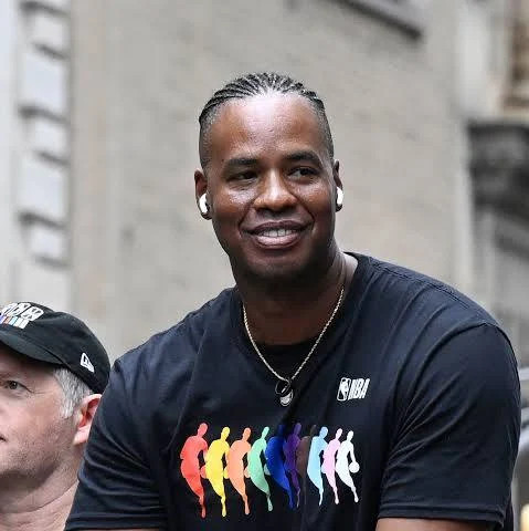 NBA历史上第一位公开的同性恋球员考林斯脑癌去世；灰熊的克拉克昨天去世，警方怀疑