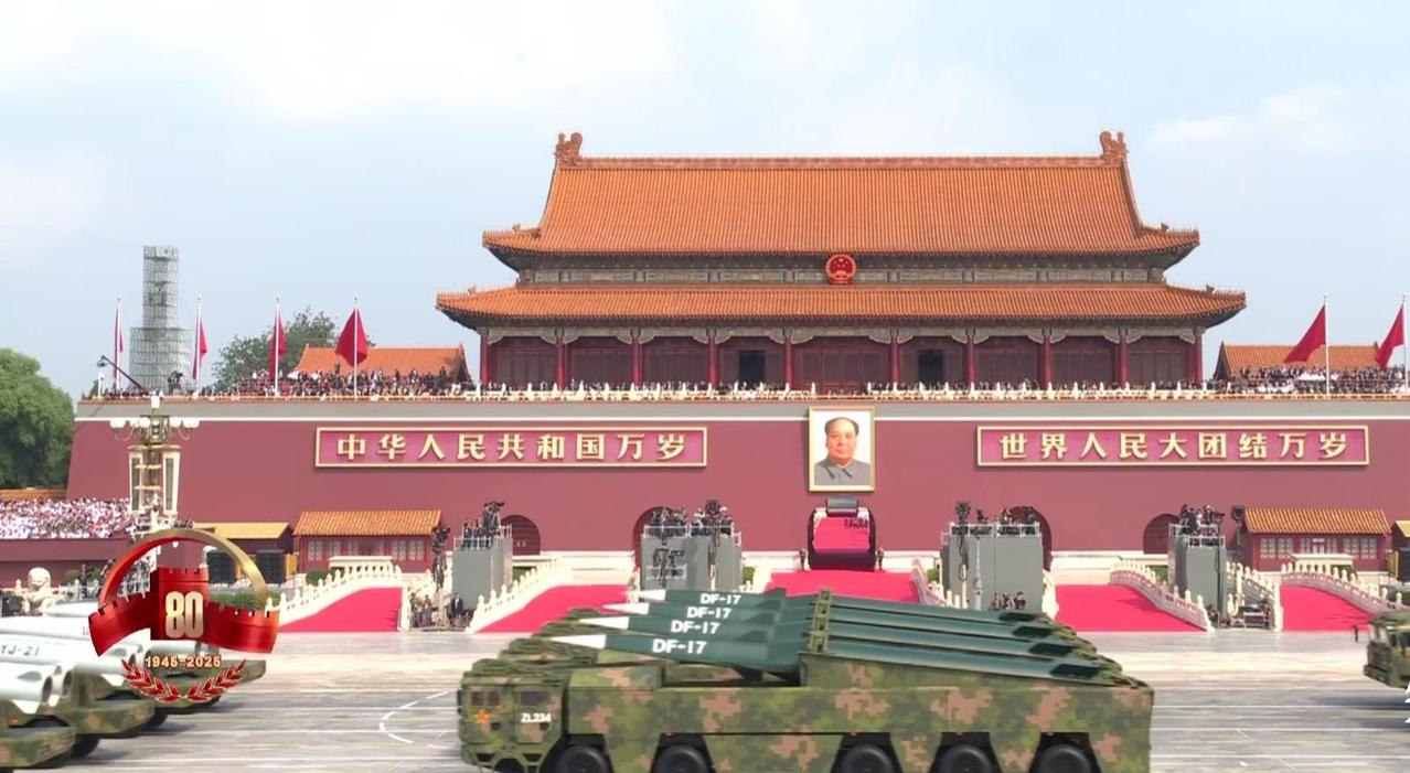 他的照片，挂在那里，一想到他能看到就很开心。不仅如此，阅兵车第三辆空着，车牌