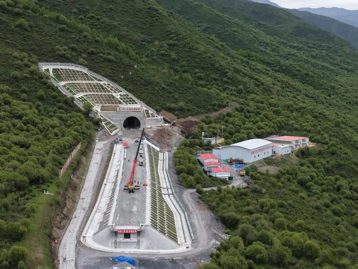 【西宁至成都铁路四川段“四电”工程启动】国铁微闻6月15日，在四川省阿坝藏族羌