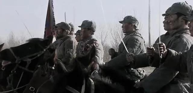 1944年10月，复仇心切的周纯麟率领新四军骑兵部队不顾一切，快马急驰，一路追击