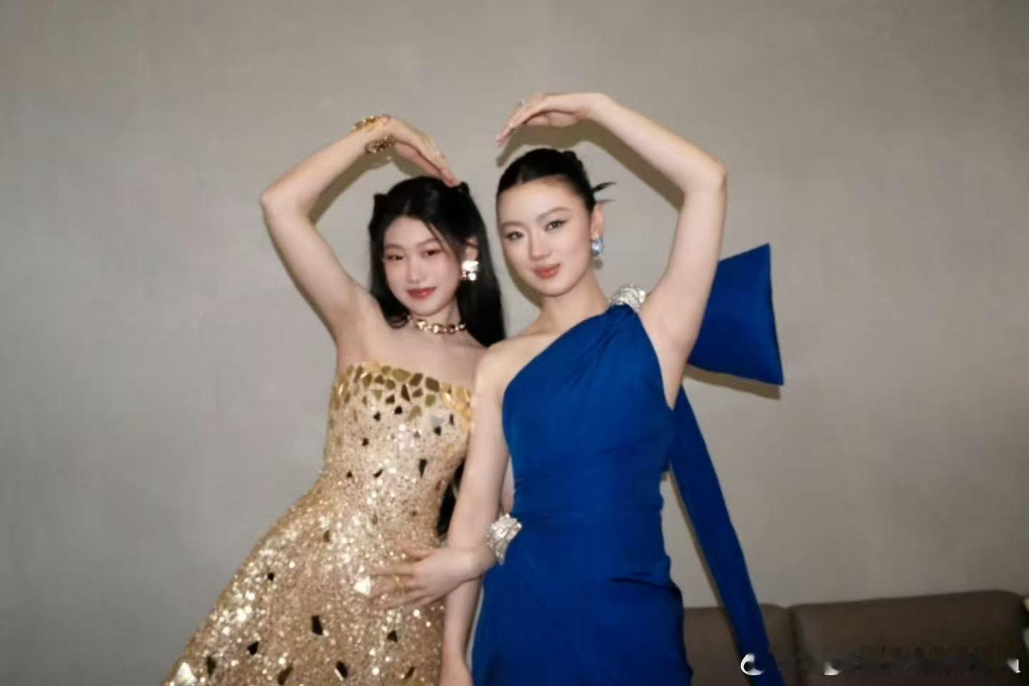 沈佳润单依纯比心贴贴合照​​​就爱看妹宝们贴贴～好萌的两个小女孩！​​​