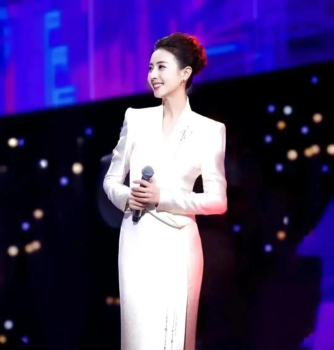 央视跨年晚会一夜之间，门面主持换人了！2026年这位90后姑娘马凡舒，往台中央一
