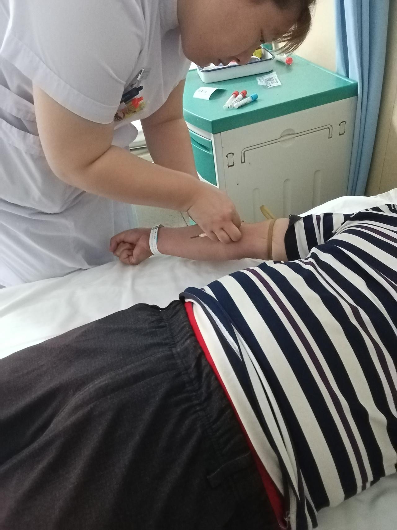老伴儿又住院了三个月三次CT！！六月份，我的老伴儿因高血压住院治疗，当时有