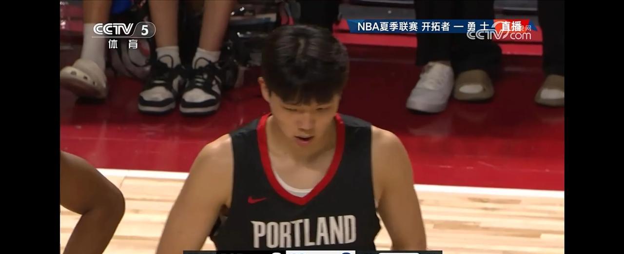 炸裂表现！刚刚，在美国NBA夏季联赛，杨瀚森以第16顺位的身份，首次代表波特兰开