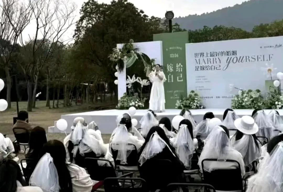 网传近日在云南大理，70名大龄老仙女为了证明他们是独立女性，轰轰烈烈地举办了一场