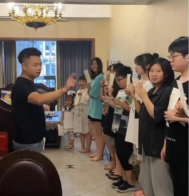 重庆的“宇宙舅舅”龚玲军，又迎来了一年一度的“暑期大作战”！目前已有10个外甥抵