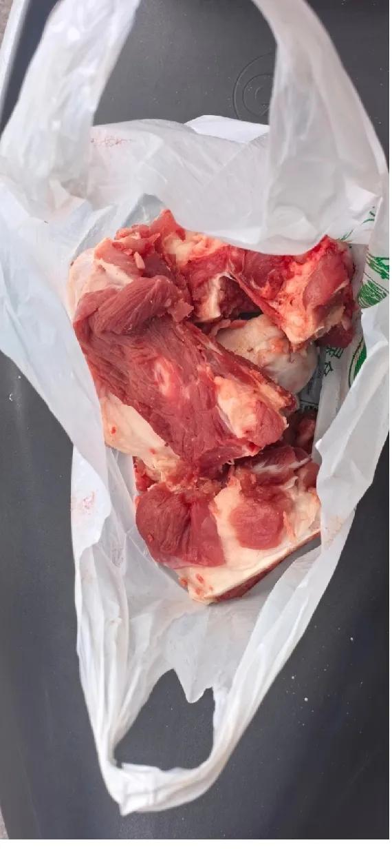 拎着这袋筒骨，我算懂了“菜市场为啥留不住年轻人”——不仅分前腿后腿（我到现在没分