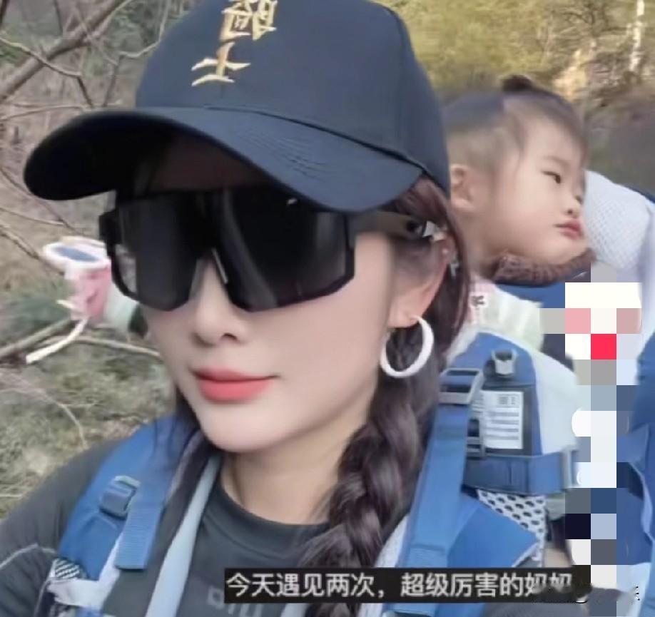 近日，安徽黄山有游客偶遇一单亲妈妈带娃爬黄山，娃娃今年2岁半，一个漂亮的小姑娘，