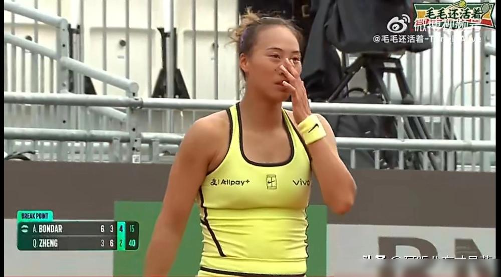 决胜盘0-3，对手不停放高球恶心人，眼看就要崩盘，郑钦文突然对着空气一声怒吼。