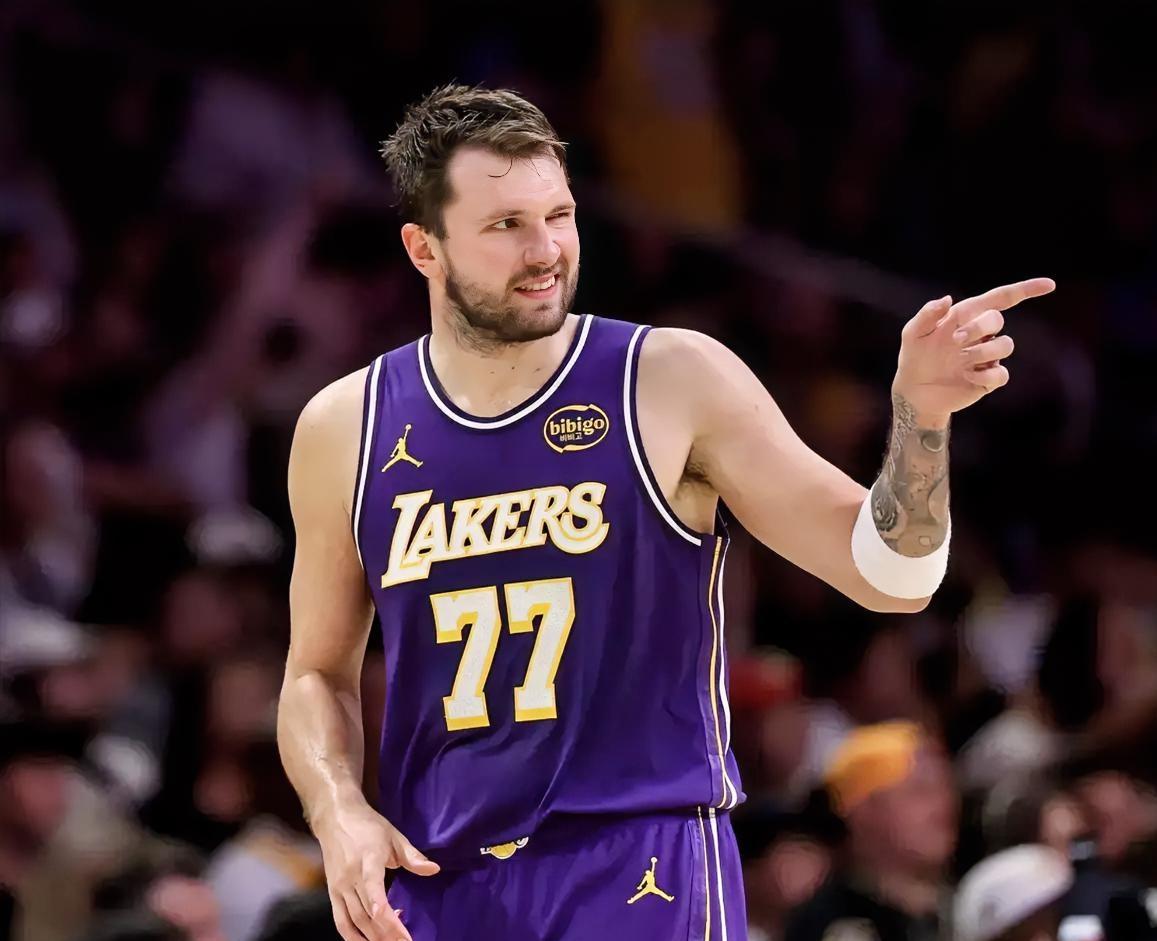 截止目前！！！东契奇本赛季代表湖人已经打了62场常规赛！！！场均上场：35.9