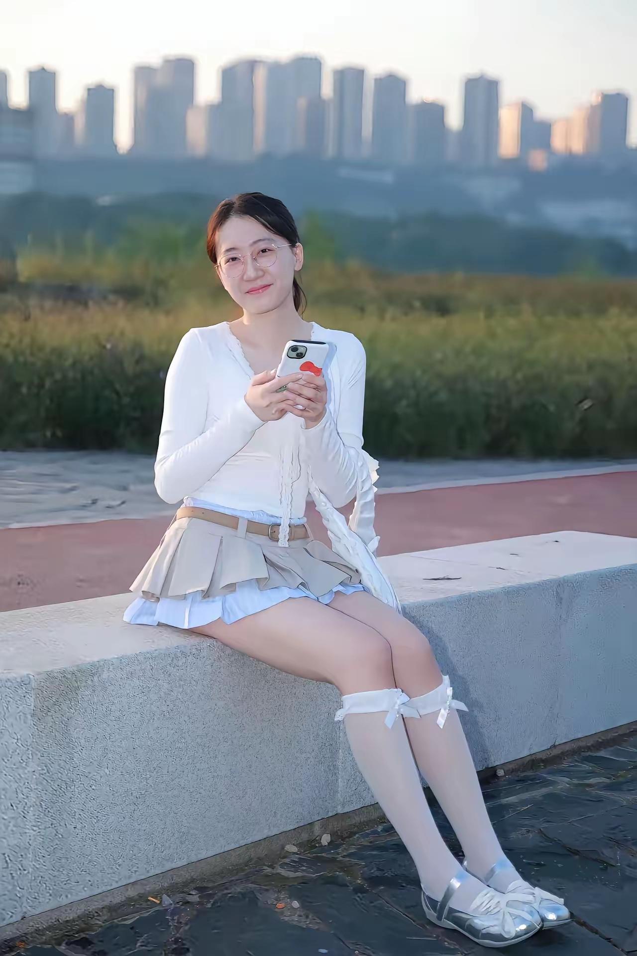 真替老姐的个人问题发愁！身材也挺好！还阳光喜气！照片中外形条件看着很不错气质