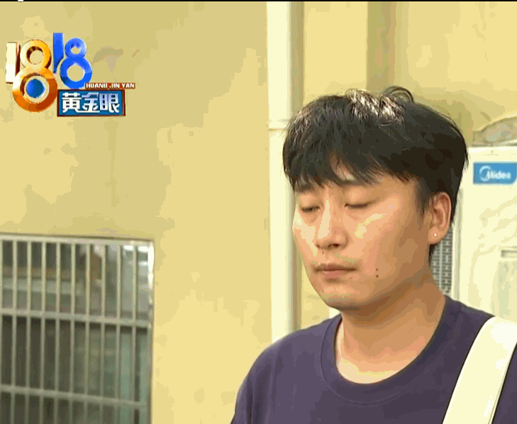 这种态度竟然还能做生意！杭州，一对情侣在一家电竞民宿里戴着耳机酣战正欢，身旁熟睡