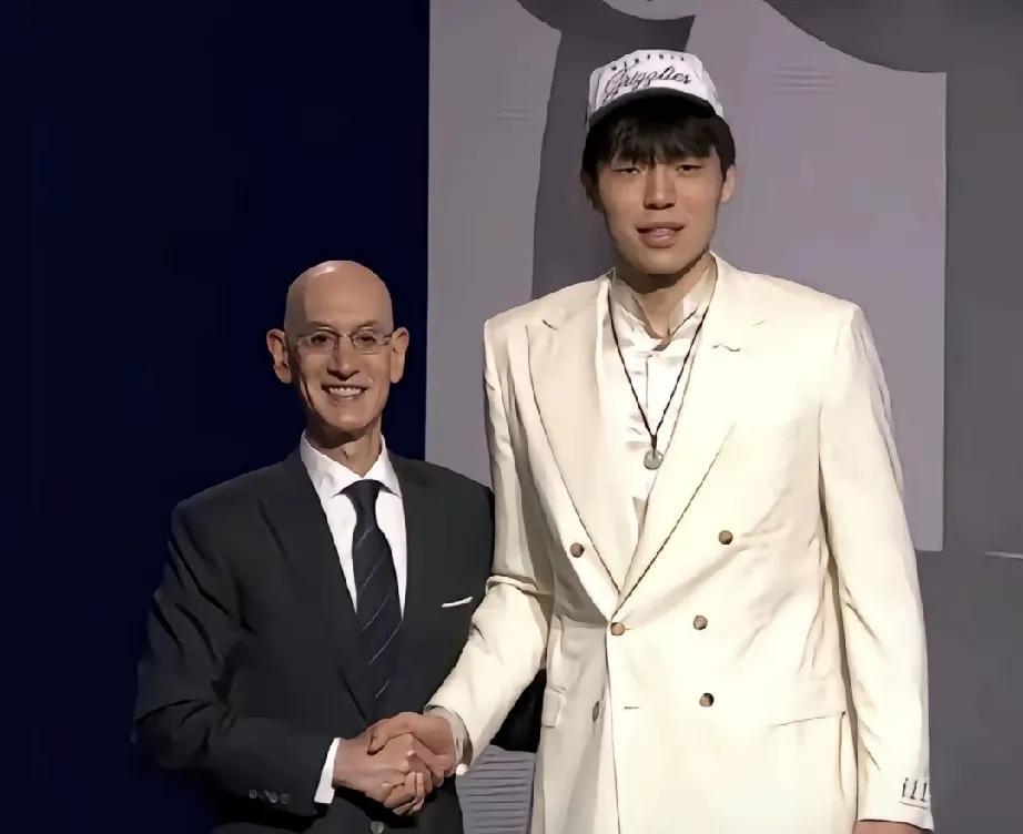 这是看肖华最顺眼一次，就连头发都觉得很温柔[doge]#NBA吐槽大会#