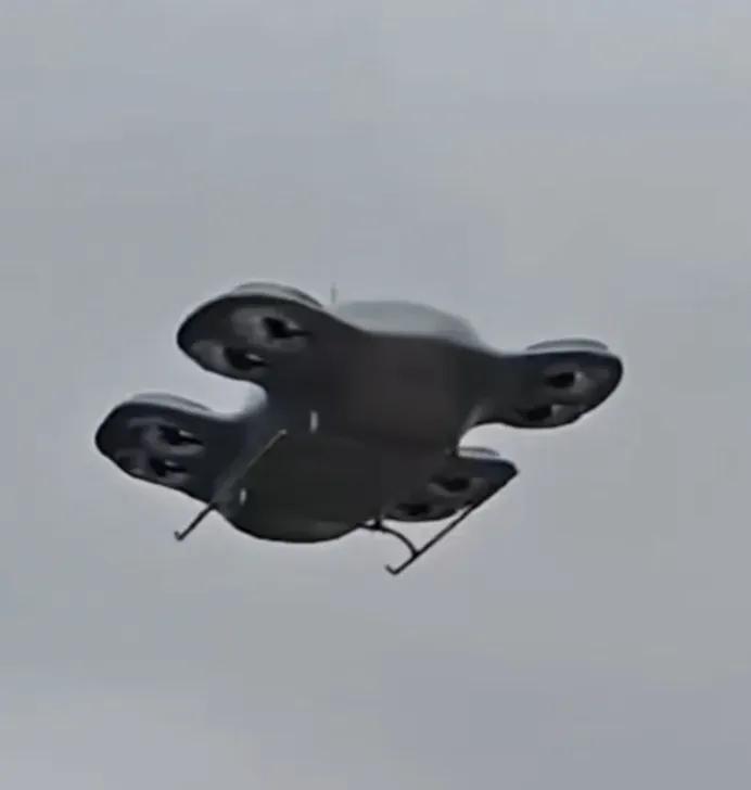 一吨整！全涵道电推、垂直起降、全姿态稳定，武汉上空，全球第一架吨级