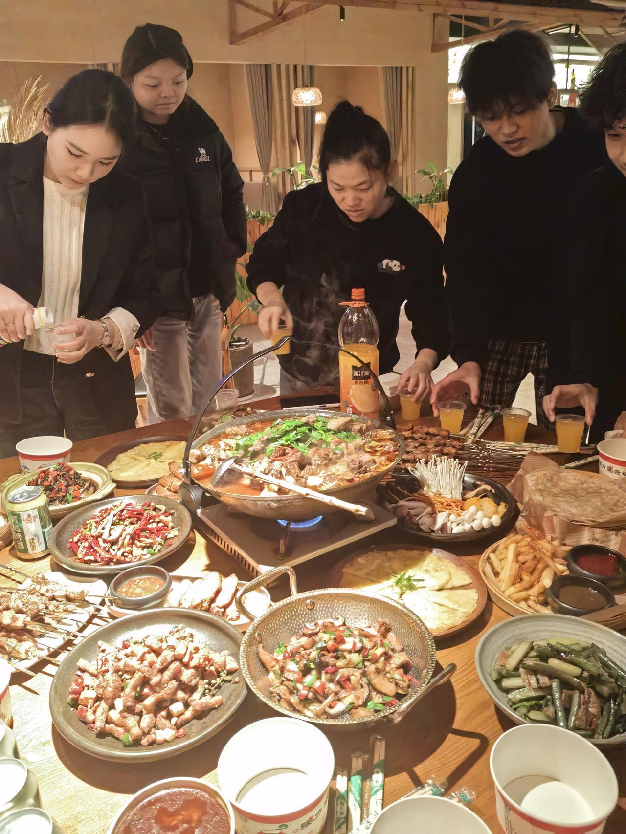 一人一句新年祝福2026，吃好喝好，烦恼全跑，岁岁无忧，年年热闹。