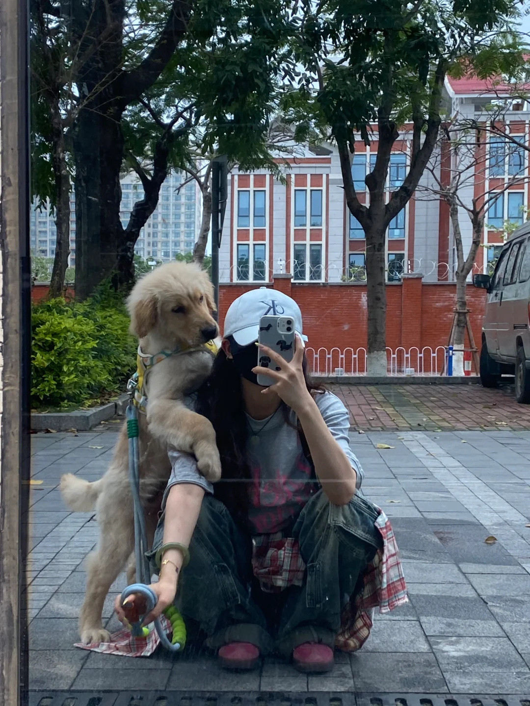 小金毛：拍得好看吗，不好看不能发朋友圈奥！​​​