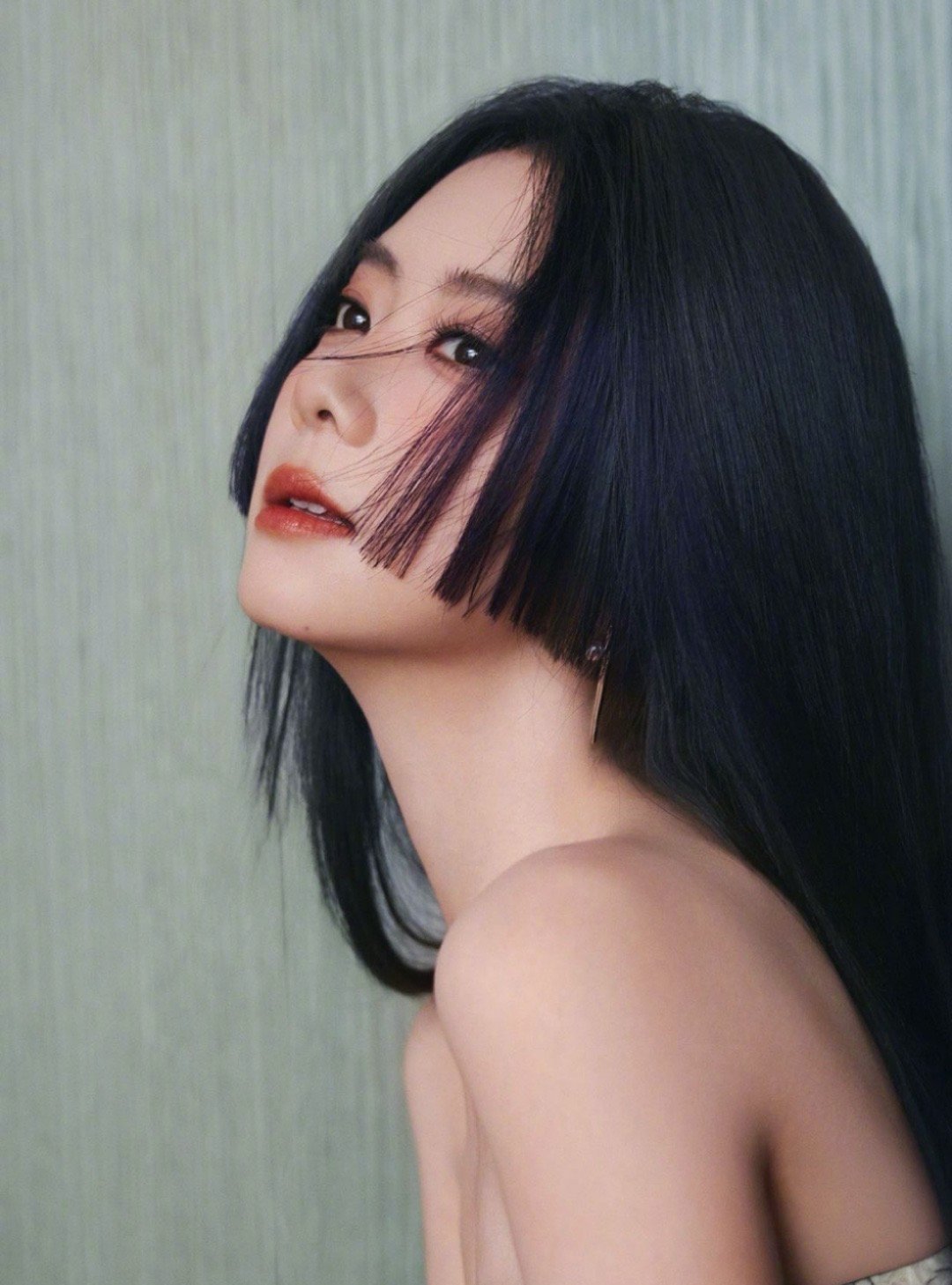 这居然是谭松韵，差点没认出来，清冷又漂亮，风格驾驭的超级棒！​​​