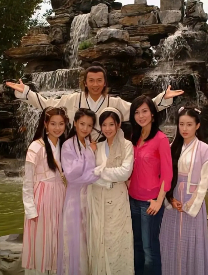 高圆圆挺普通的，这部剧里最美的是郭妃丽，张无忌的娘。那时候看剧，我就感觉周芷若颜