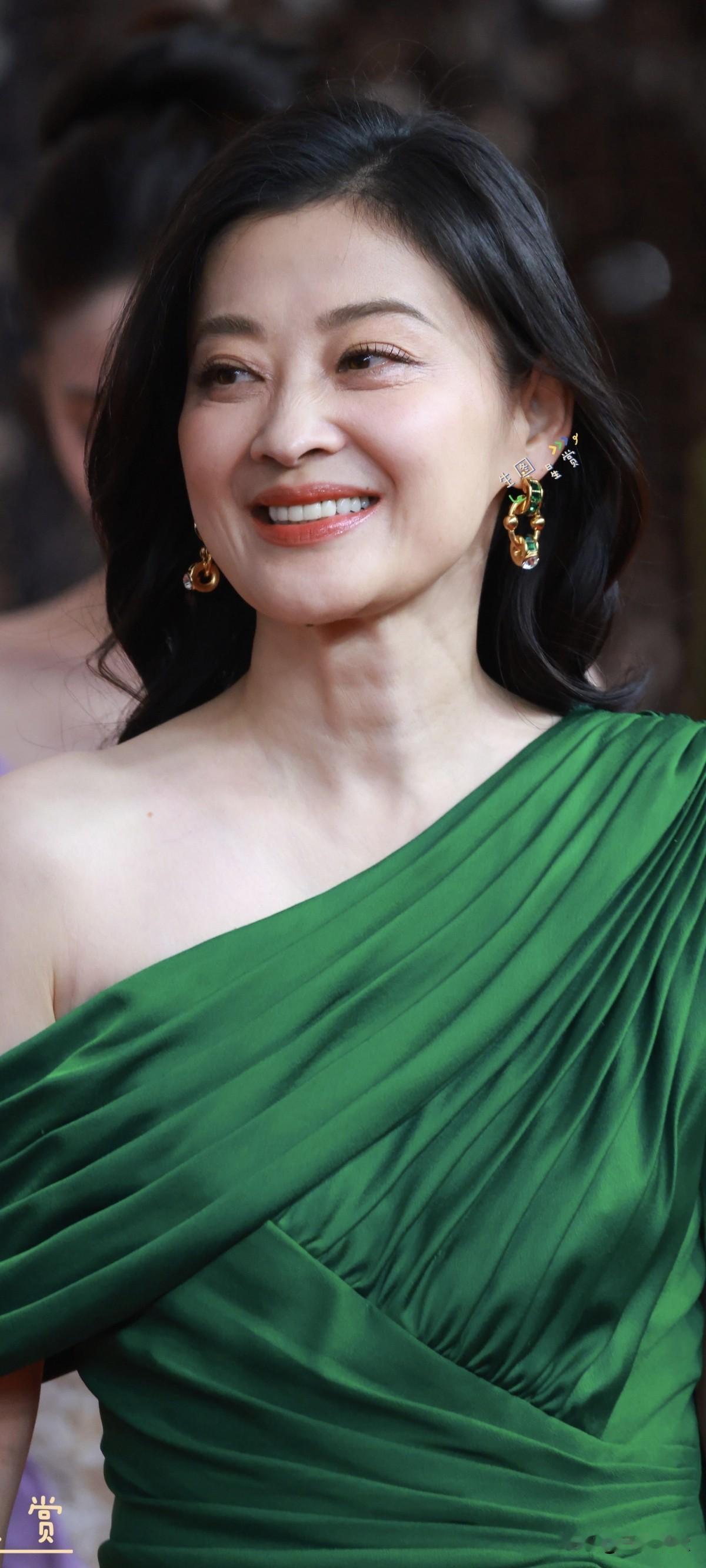 梅婷×微博视界大会红毯斜肩礼服明艳优雅:梅婷这状态也太好了吧！绿色礼服绝了